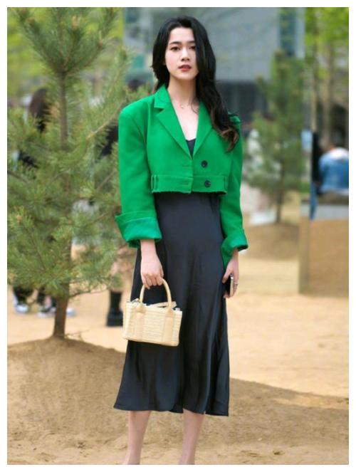 越来越多女人喜欢穿绿色单品了,既减龄又好看,尽显优雅魅力