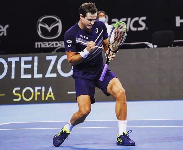 公开赛的决赛中,年仅19岁的意大利男单新秀辛纳(jannik sinner)以6比4