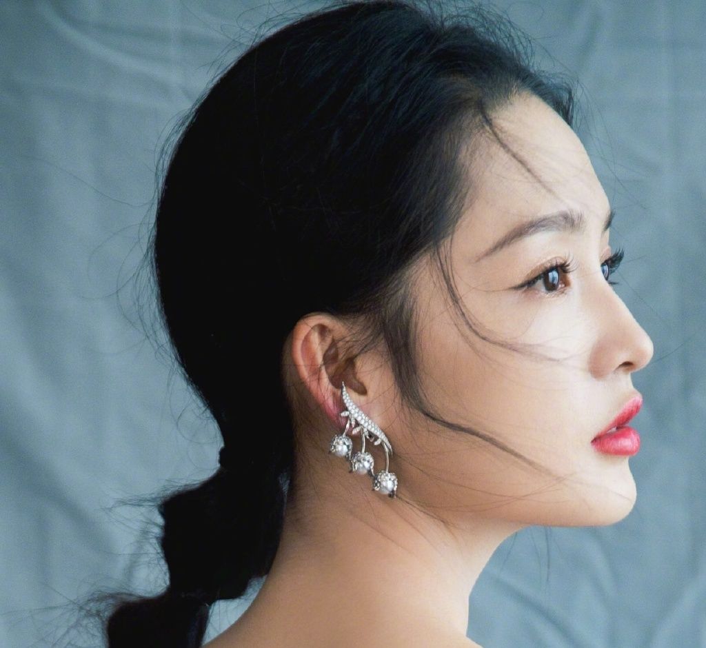 魅力十足的李沁,娇俏的鼻子点缀着玲珑活泼的性情,你喜欢她吗?