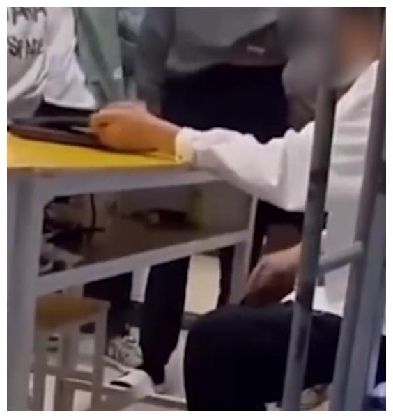 “我让你收了!”河北一大学学生干部嚣张查寝,涉事学校回应休闲区蓝鸢梦想 - Www.slyday.coM “我让你收了!”河北一大学学生干部嚣张查寝,涉事学校回应休闲区蓝鸢梦想 - Www.slyday.coM