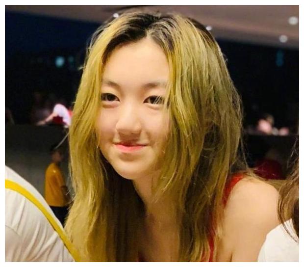 王菲女儿摆摊义卖被偶遇,照片放大后,网友:你确定14岁?