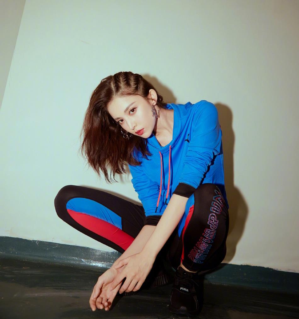 古力娜扎变元气少女,一身蓝色运动造型舞动全开,释放青春活力