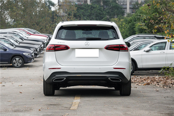 略带方正的车尾,很容易让人联想到奔驰glc,glb等suv车型
