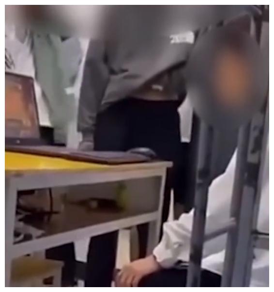 “我让你收了!”河北一大学学生干部嚣张查寝,涉事学校回应休闲区蓝鸢梦想 - Www.slyday.coM “我让你收了!”河北一大学学生干部嚣张查寝,涉事学校回应休闲区蓝鸢梦想 - Www.slyday.coM