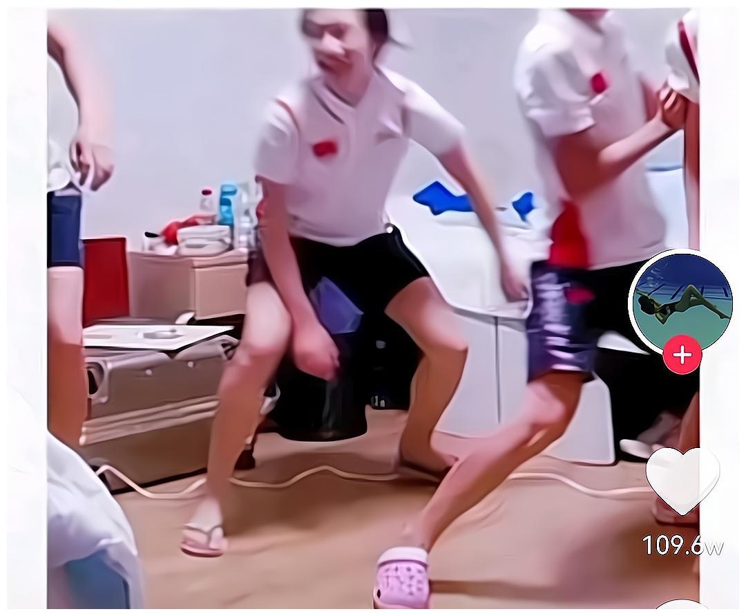 4跳水冠军玩游戏!全红婵蹲在地上偷偷看,站起来后赶紧躲到一边休闲区蓝鸢梦想 - Www.slyday.coM 4跳水冠军玩游戏!全红婵蹲在地上偷偷看,站起来后赶紧躲到一边休闲区蓝鸢梦想 - Www.slyday.coM