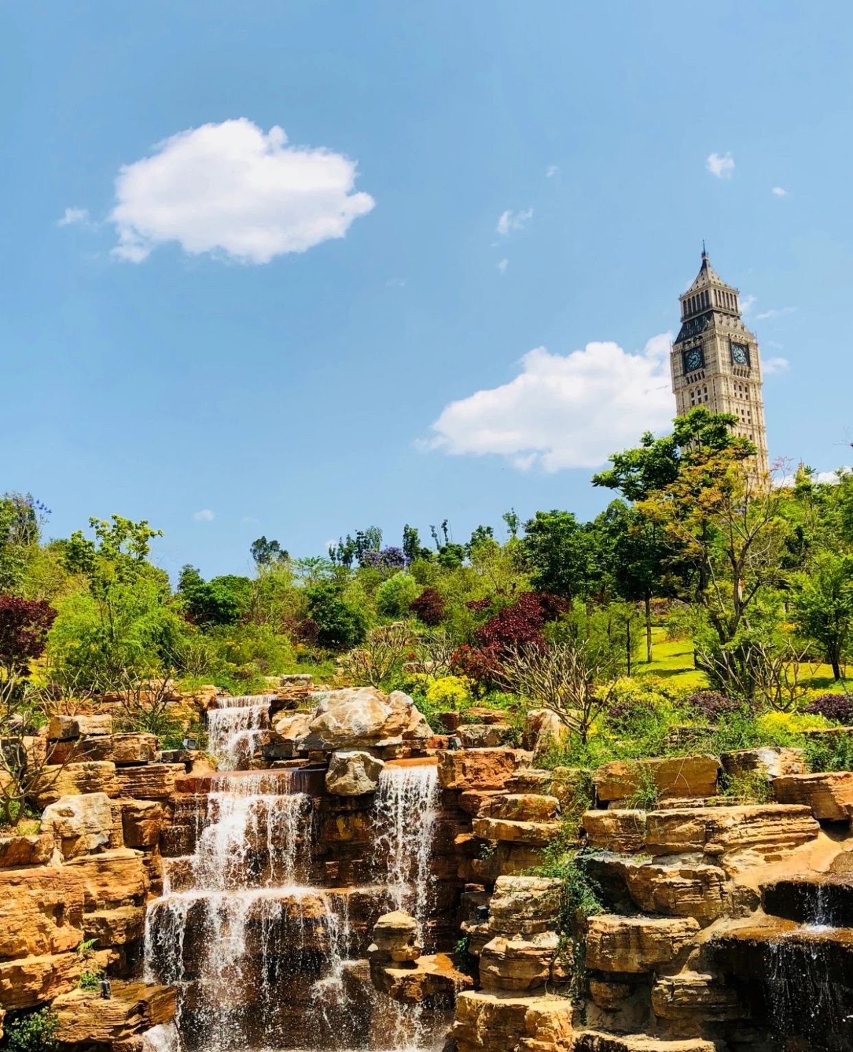 云南开远,凤凰山上绿意浓