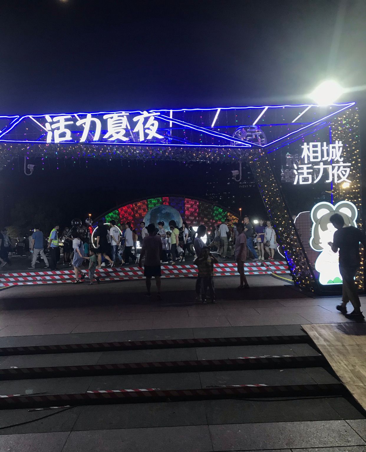 规范管理后的活力岛夜市,热闹的很啊,还有百万粉丝的小网红直播_高清