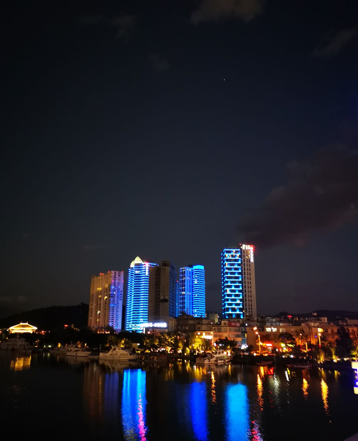 云南大理市洱海边夜景