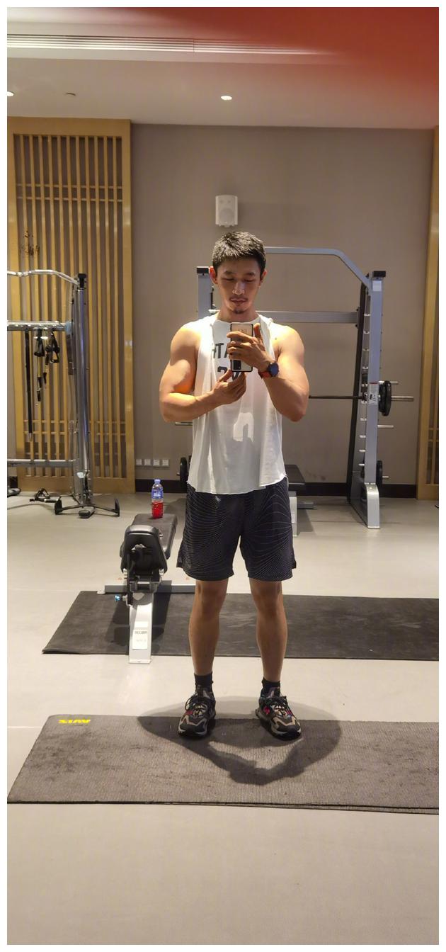 魏晨晒图回应商演拒绝假唱事件:这是我应该做的