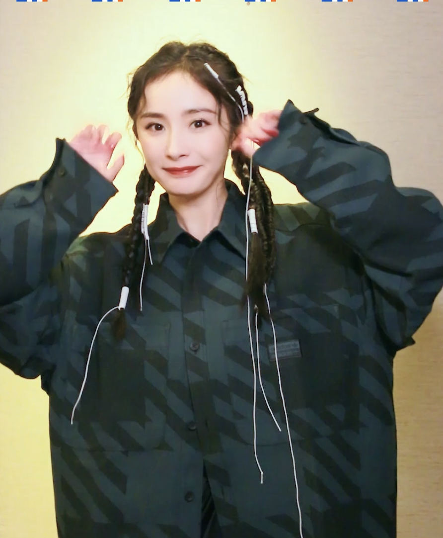 杨幂《奇葩说第七季》梳着拳击辫造型好好在奇葩说菜市场上捞一捞