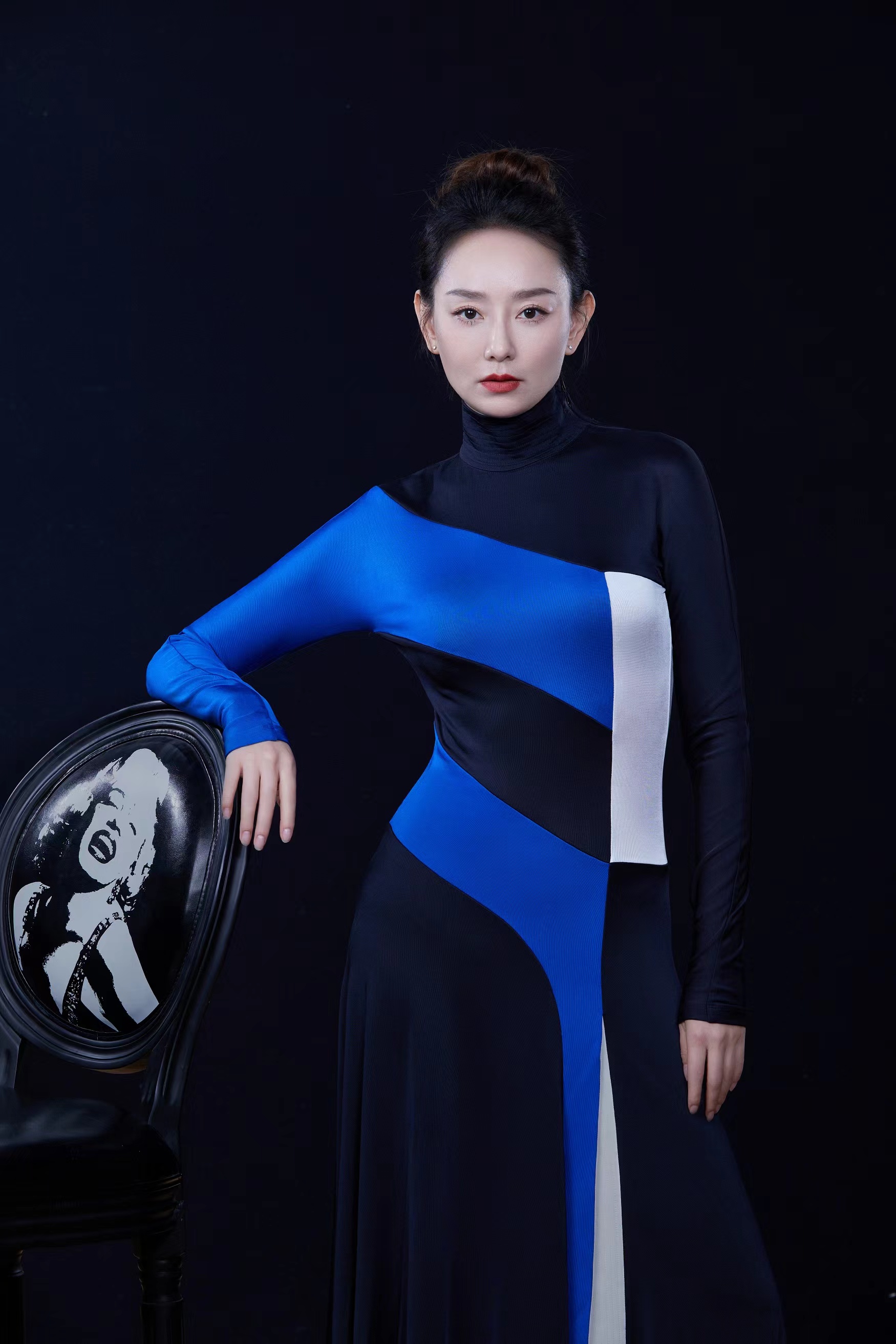 邓荔心蓝黑色系写真释出从容坚定展率性态度