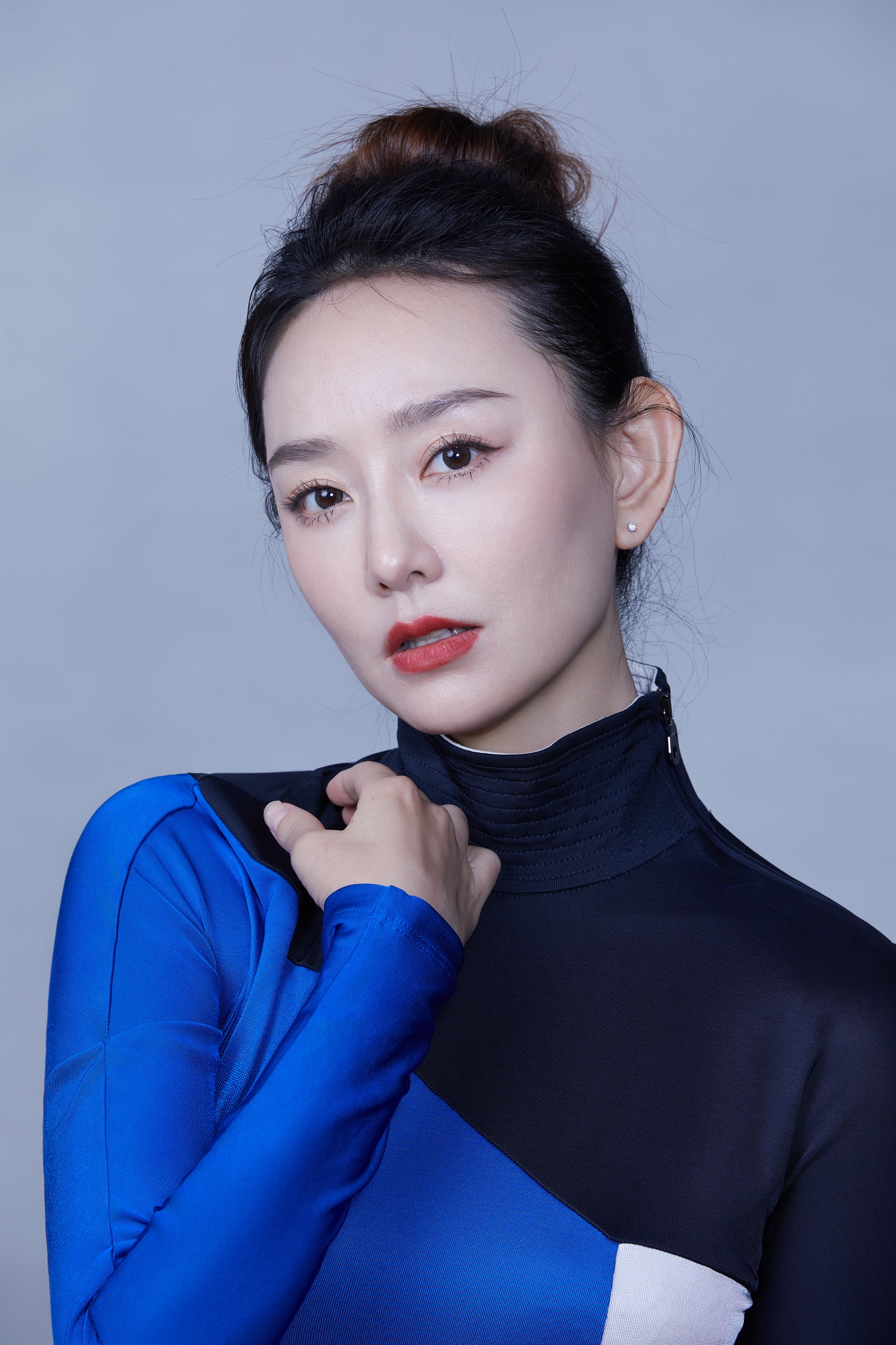 邓荔心蓝黑色系写真释出从容坚定展率性态度