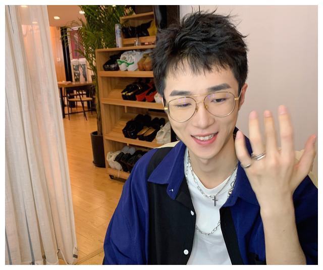 王小歪被吐槽腿短,pel总决赛拍摄角度成迷,王小歪微博喊冤