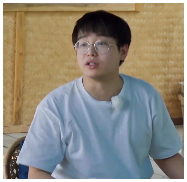 向往4:彭昱畅在打广告时,无意暴露自己看的小说,小说名字亮了