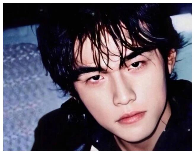 周杰伦在社交平台上晒出了自己的一张旧照,这是张2000年时的老照片