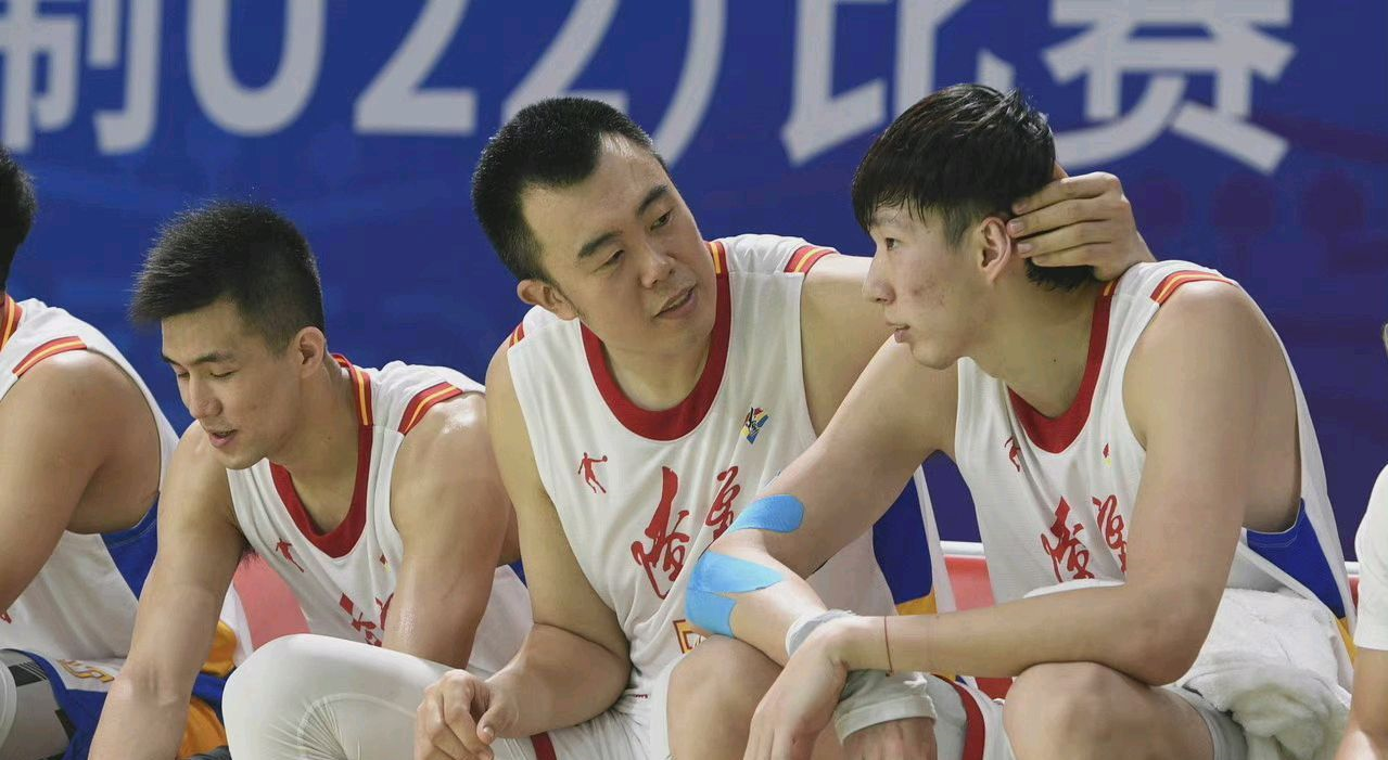 上一场比赛刘清政,王加冕,马壮,刘雁宇,王化东五名球员被彻底弃用.