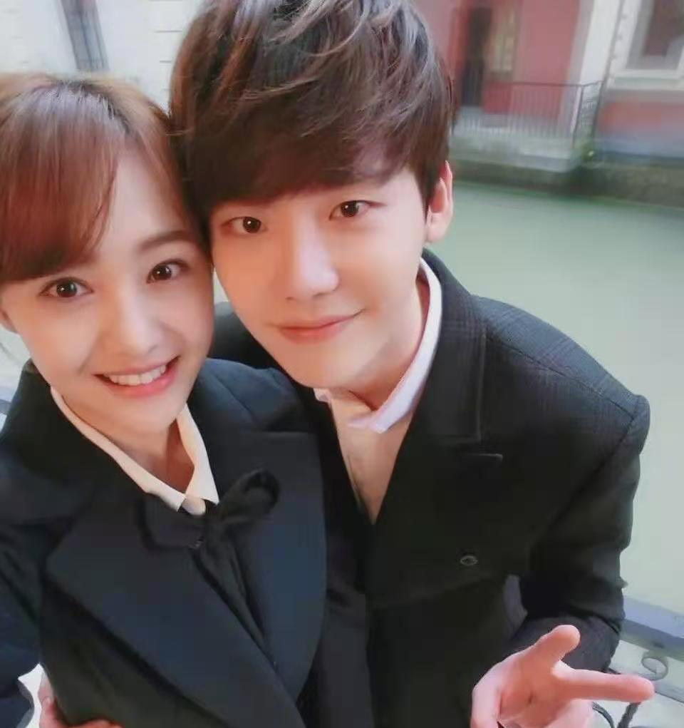 李钟硕也是韩国那边深受喜欢的男演员,在合作《翡翠恋人》之前,两个人