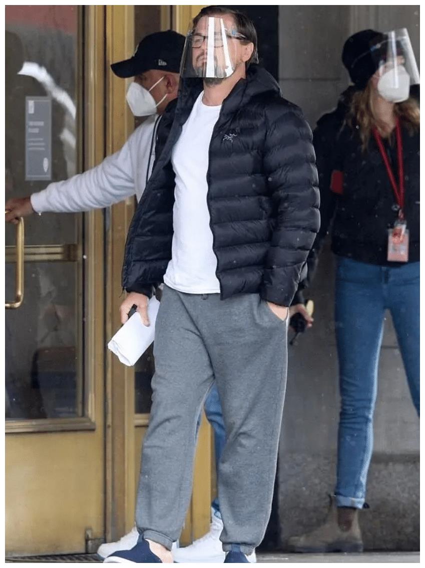 曾迷倒万千少女的小李子发福严重,穿着休闲脚踩拖鞋