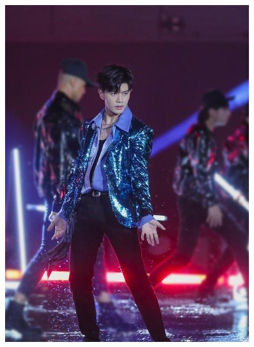 舞台上的任嘉伦同样值得我们期待,因为他也是一个专业的歌手和舞者!