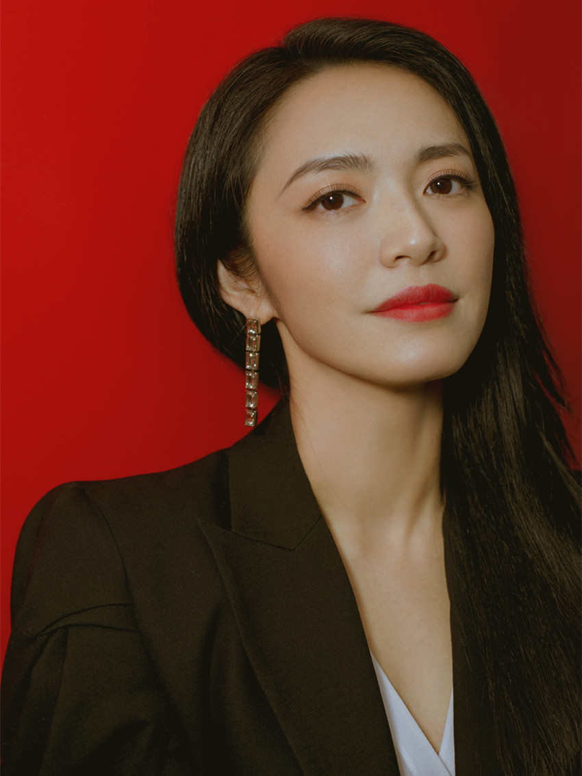 姚晨衣品不下线西装配热裤秀起美腿混搭穿法更减龄