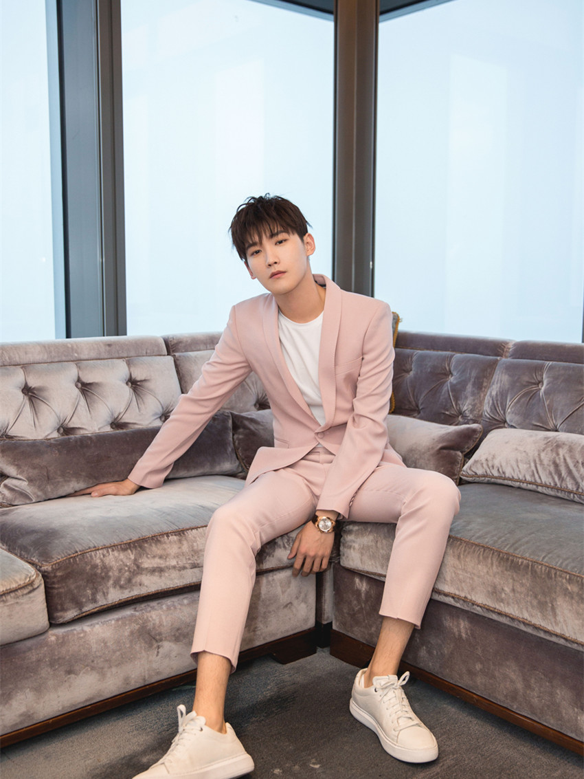 被邢昭林帅到,穿浅粉色西装现身,简约款式照样搭出高级感!