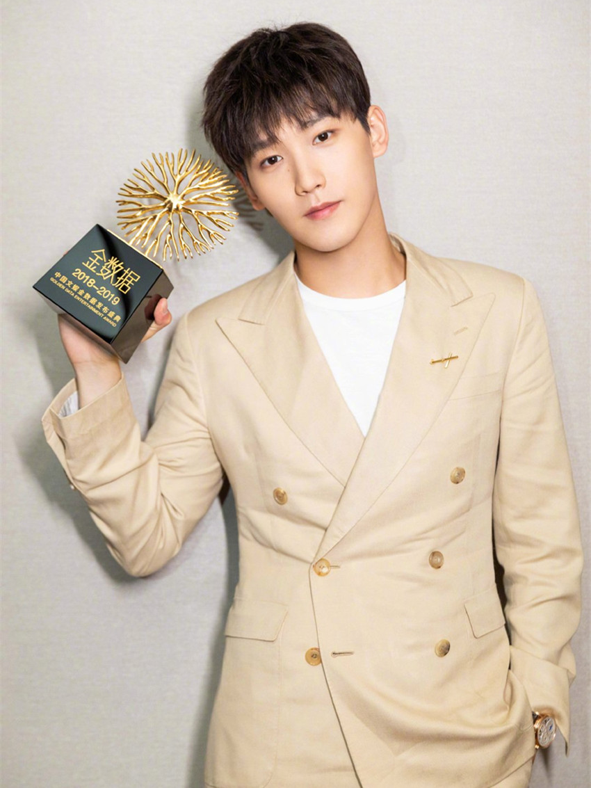 被邢昭林帅到,穿浅粉色西装现身,简约款式照样搭出高级感!