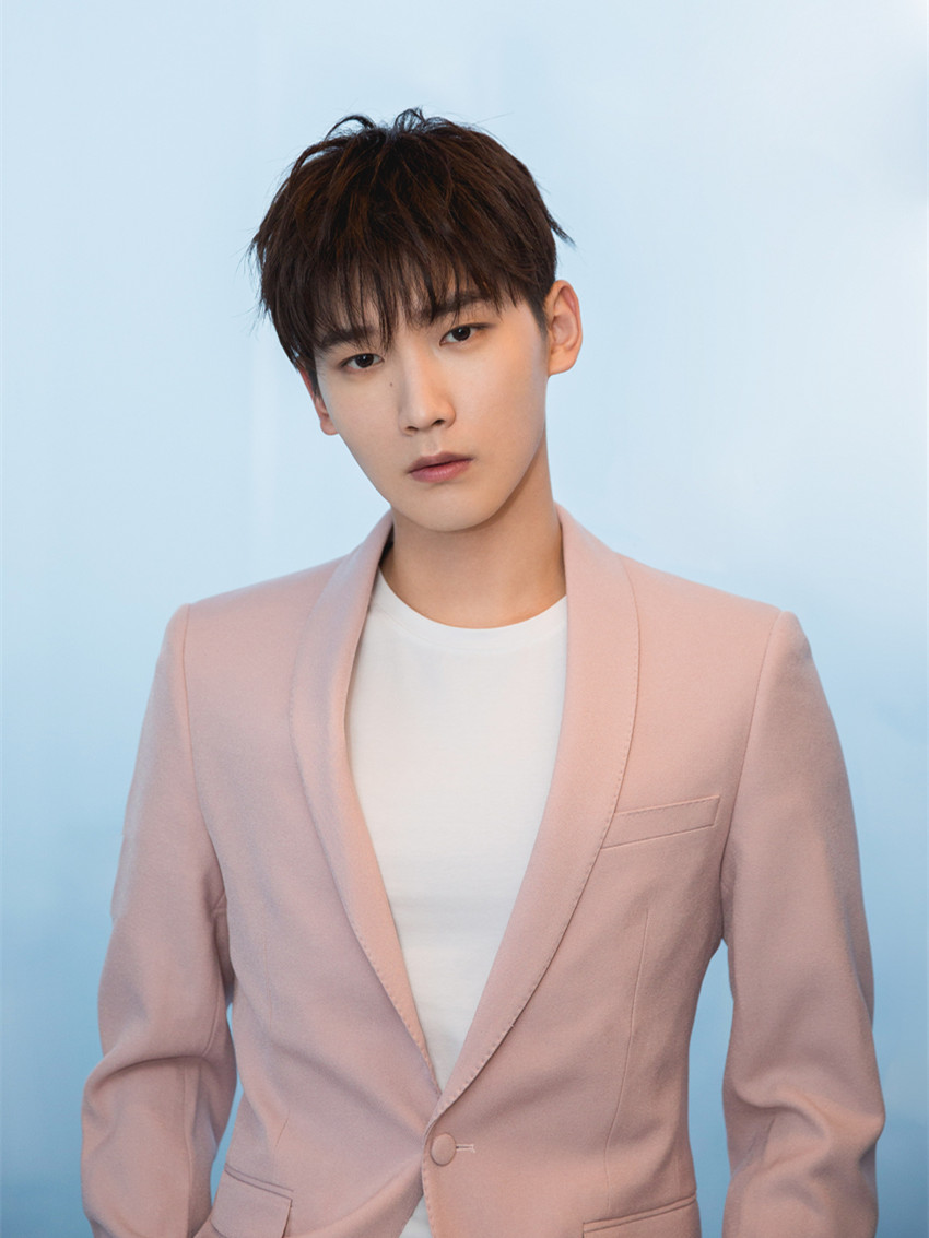 被邢昭林帅到,穿浅粉色西装现身,简约款式照样搭出高级感!