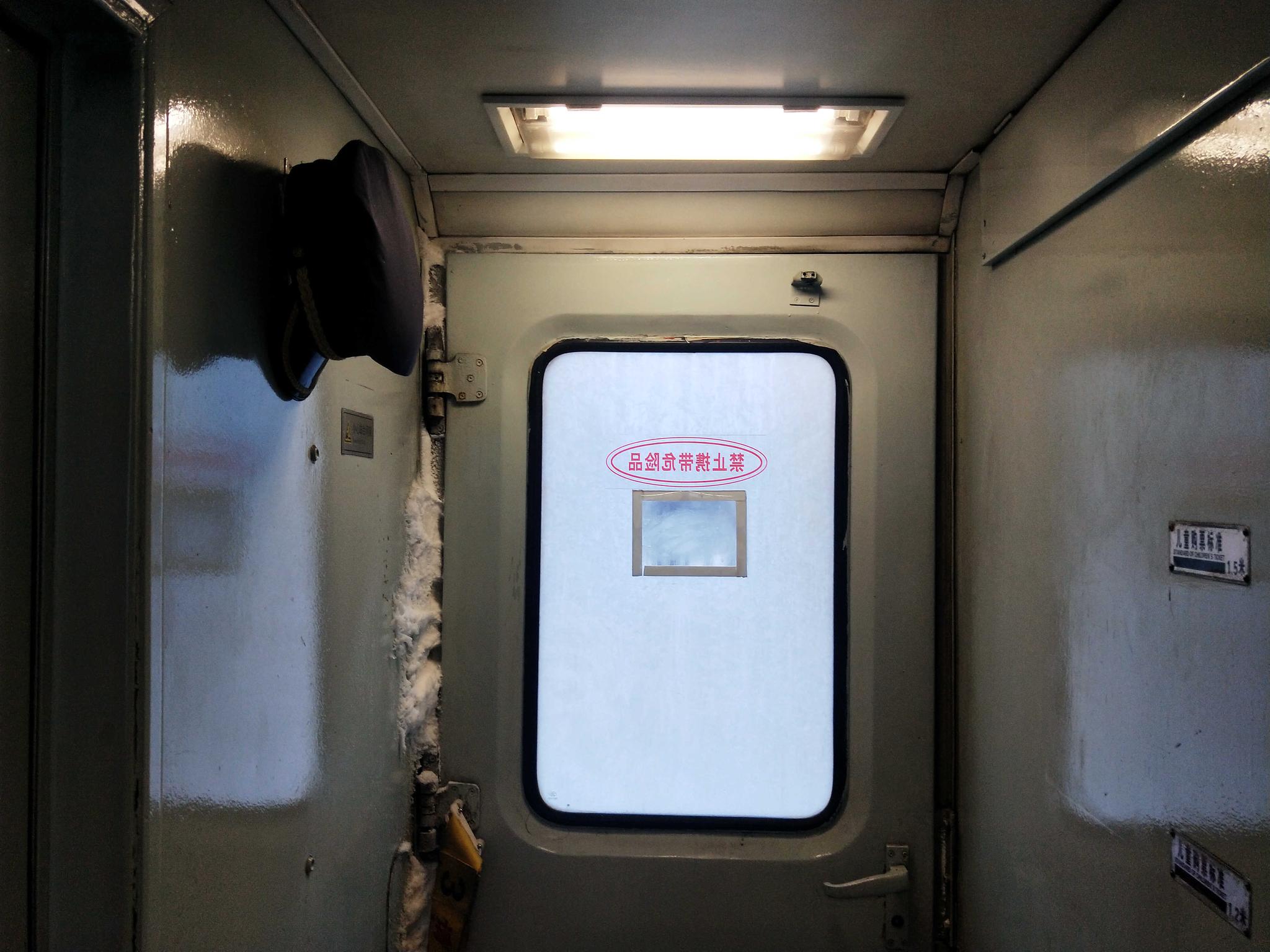 黑龙江不过五月不算过完冬天,阳春三月的绿皮火车上依然冰雪一片