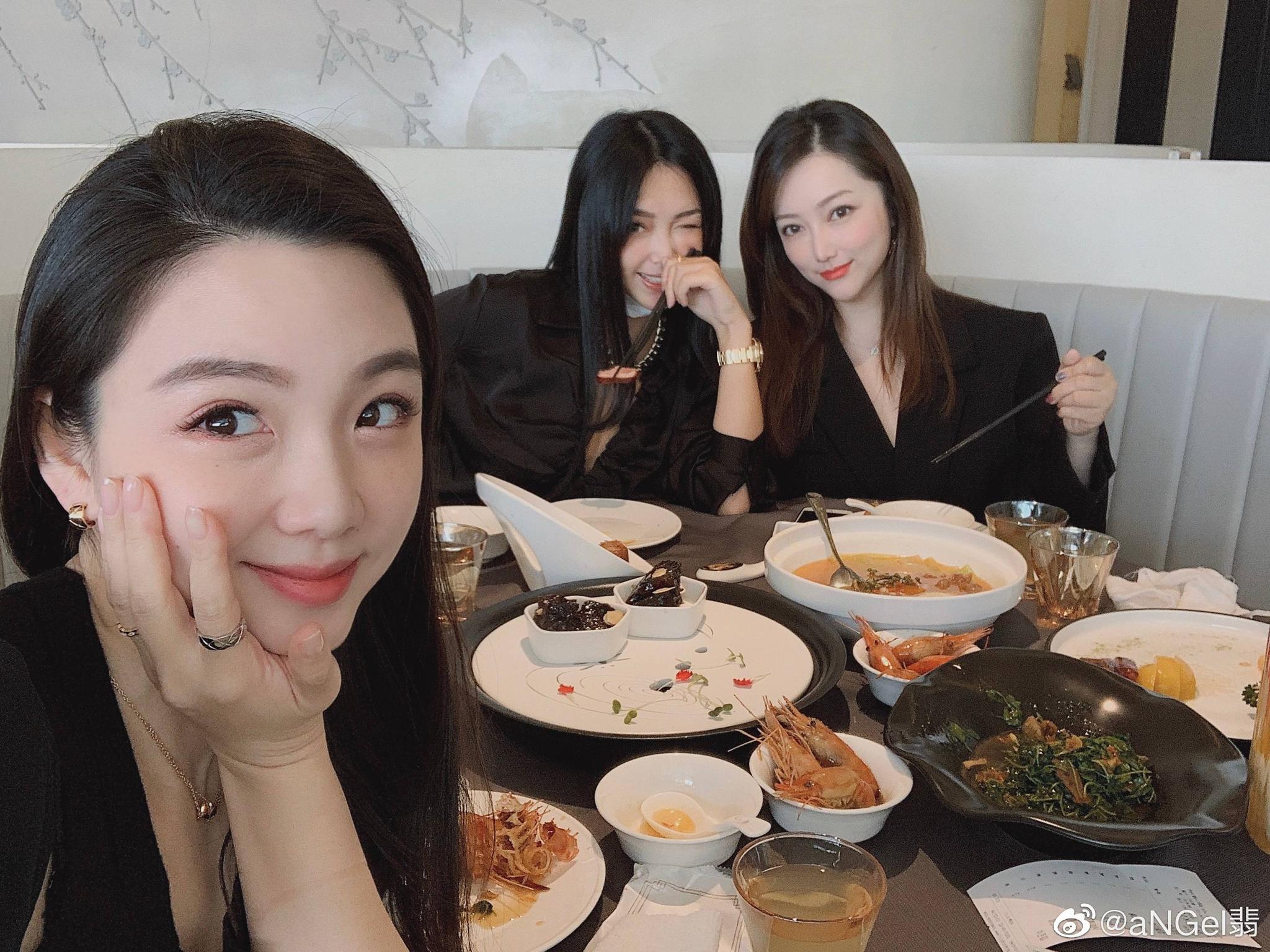 前上港俱乐部队员孙祥的妻子与自己的闺蜜们在周末一起享用美食