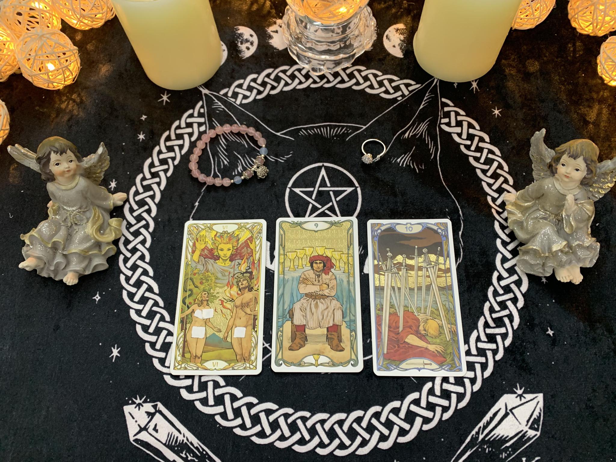 正文               第一张:恋人牌    第二张:圣杯九    第三张:宝剑