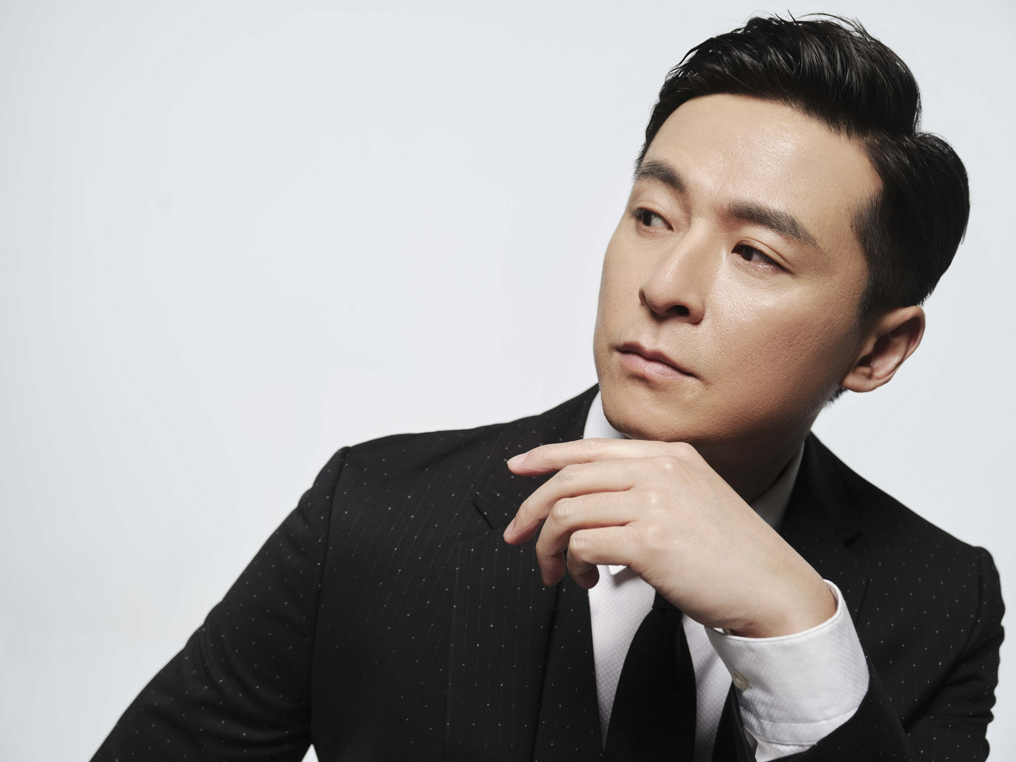 朱雨辰光影大片释出复古搭配尽显熟男魅力