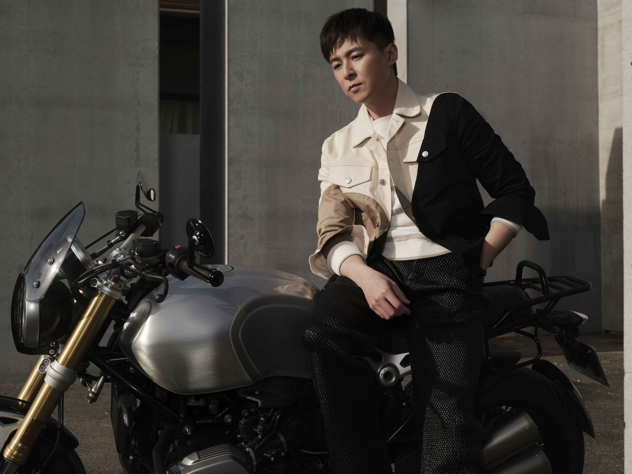 朱雨辰光影大片释出 复古搭配尽显熟男魅力|朱雨辰|复古|大片_新浪新