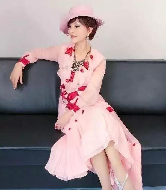 66岁樊丽君:为了美貌30年不吃晚饭,上手术台都要化妆