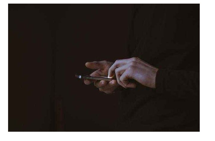 睡前玩手机8分钟兴奋超1小时 ！你有睡前手机依赖症吗？休闲区蓝鸢梦想 - Www.slyday.coM