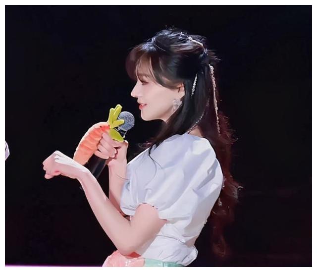 郑爽晚会生图我却关注她的腿围原来弟弟心中漂亮姐姐长这样