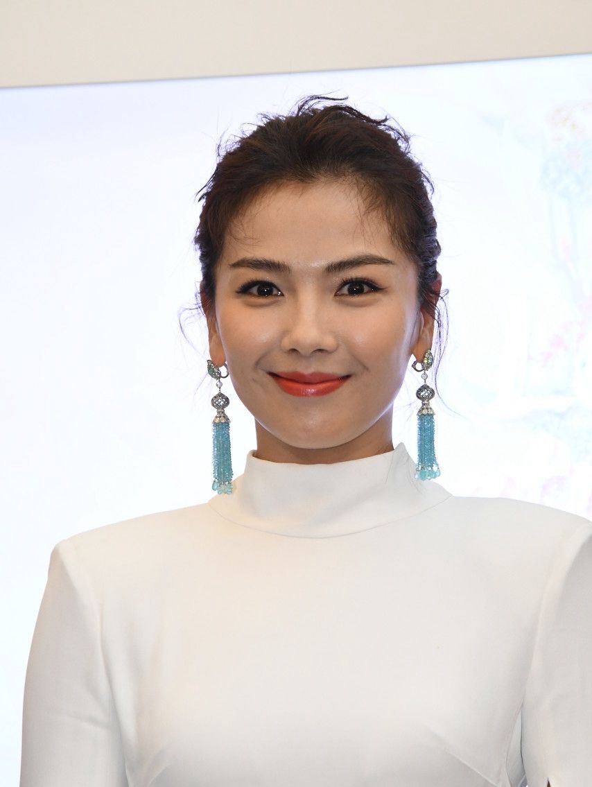 图一是穿白色上衣亮相的刘涛,搭配丸子头"超显气质"