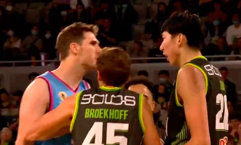 周琦在澳洲改变风格!克服在NBA打球时期的软肋,场外号召力十足