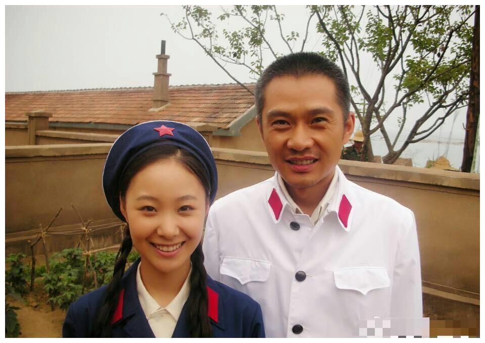 父母爱情:当年老丁在片场大受欢迎,每天合影聚餐忙不停