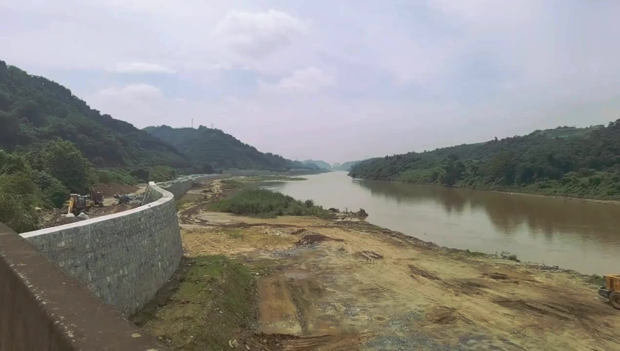 中越边境界河,中国先越南一步修筑河堤,保护了河岸水土