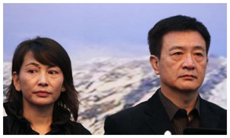 而在后来他遇到了张巍,张巍是周里京的第二任妻子.