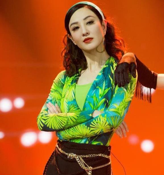 总决赛公演!姐姐们红衣配绿衣美得不同,却被主持吴昕抢去风头