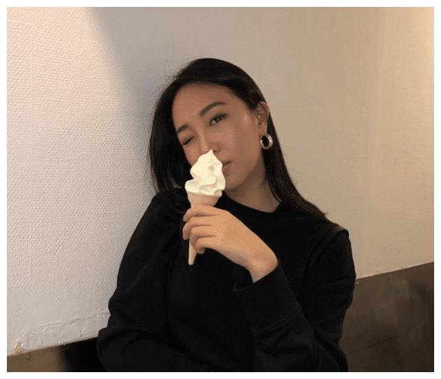 二,从malinda到陈若仪,她们拥有着姣好的脸蛋,性感的身材,日常状态