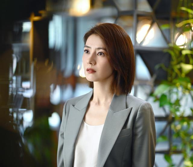高圆圆新剧开播收视率喜人气质女神气场全开