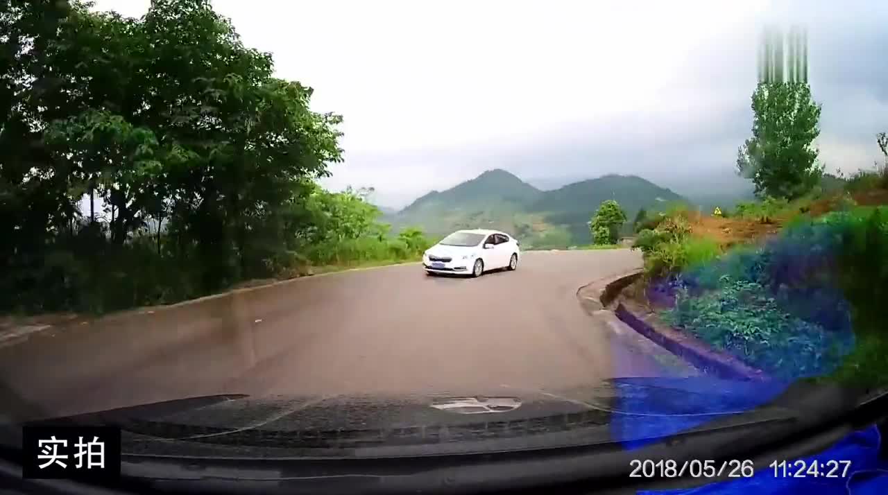 弯道行车一定要减速,否则就是这样的后果