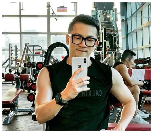 47岁苏有朋晒照大秀肌肉,露出紧实手臂,网友:可以当教练了