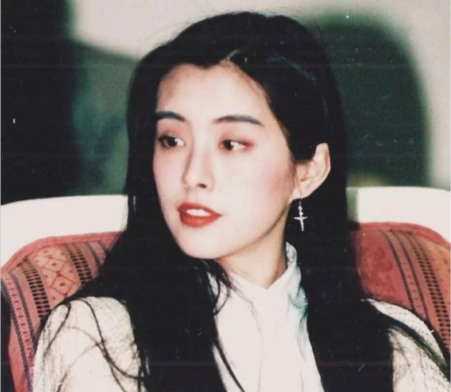 王祖贤穿搭很有韵味，一点都不输<a href=