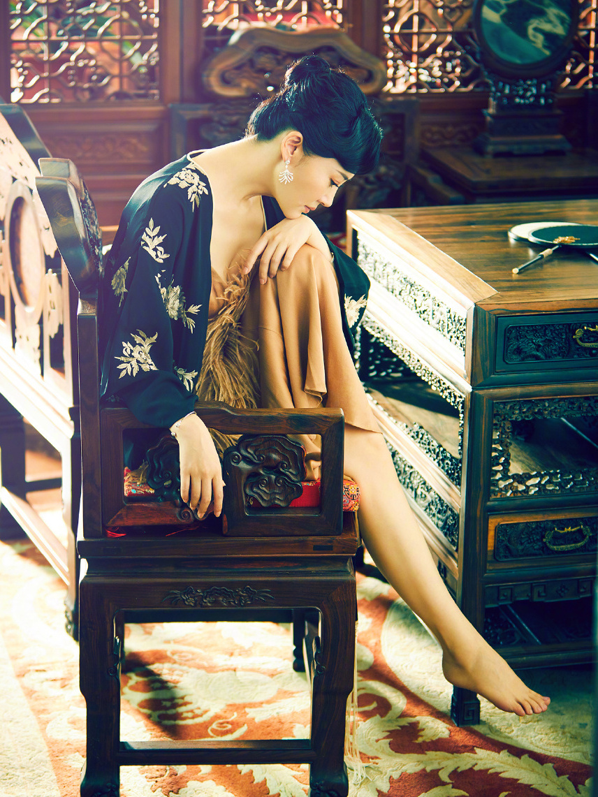 许晴光脚晒近照身穿黄色纱裙藏不住的好身材