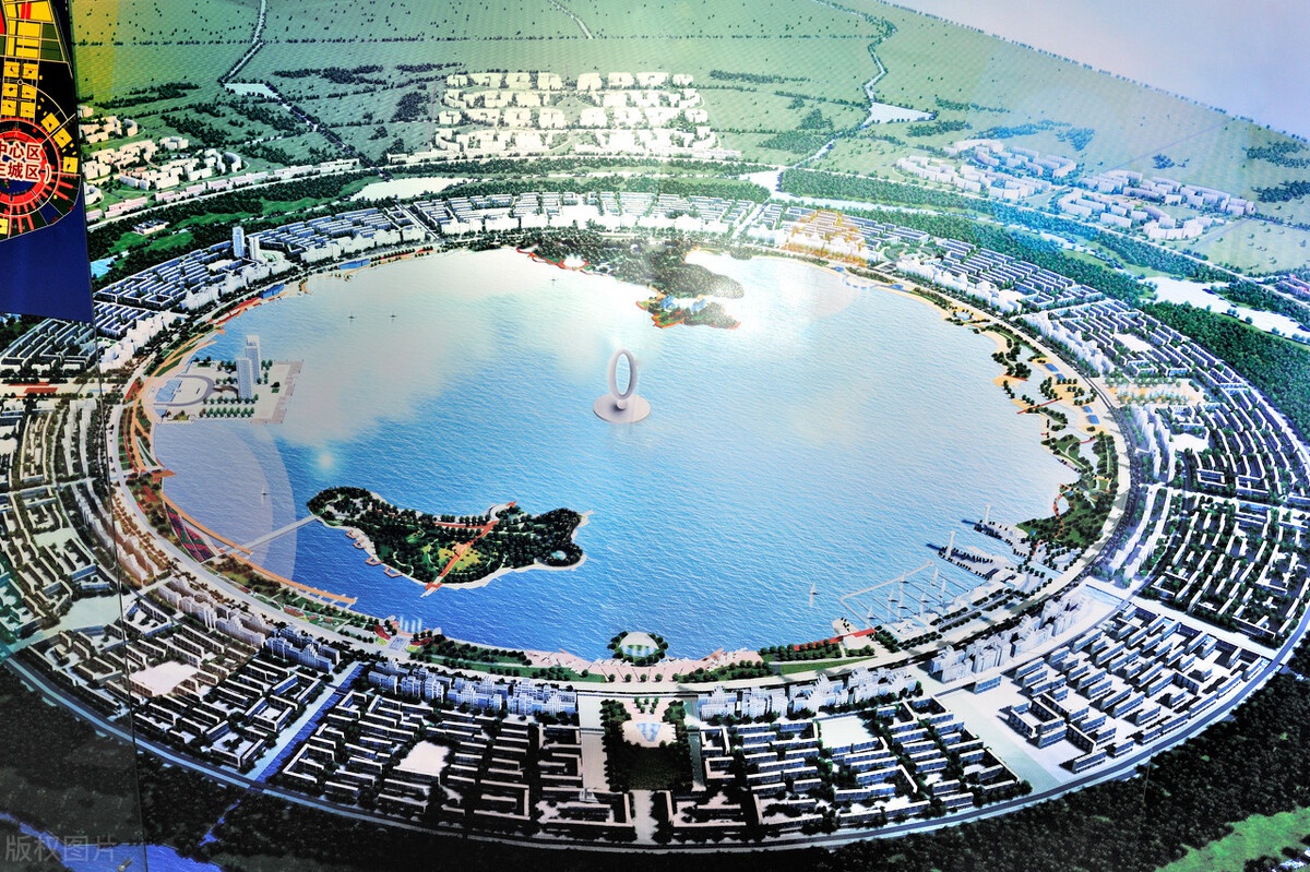 因为从枫泾到临港新片区核心区所在的南汇新城,有一条枫南市域铁路