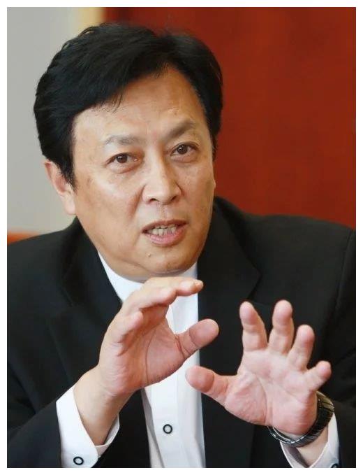 66岁唐国强近照,前妻年三十自缢,与小12岁混血娇妻低调生活