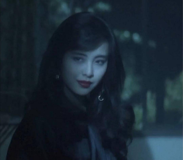 王祖贤穿搭很有韵味，一点都不输<a href=